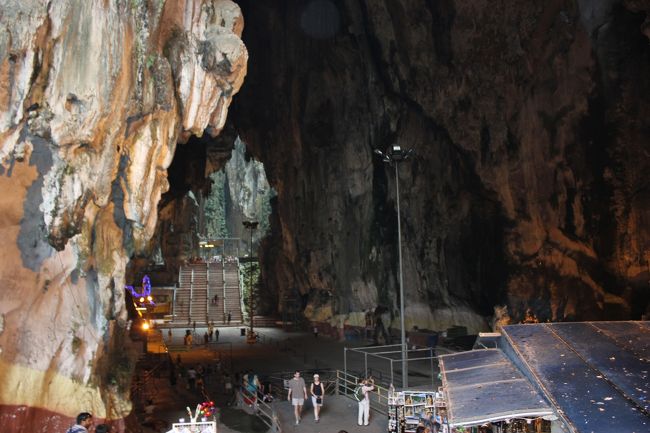 頂上までいくと、こんな洞穴が。<br />雰囲気でてる！<br />お土産やさんもあるよ。