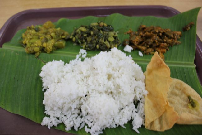 すぐそばのレストランで食事。<br />ベジタブルカレーをチョイスしました。<br />結構美味しかった！<br />これで200円しなくて、観光地の割に良心的だったなあ。