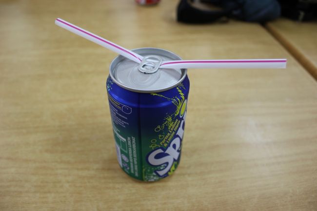 ストローはこうやってはさんでくれます。
