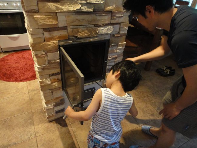 昨日はビールを買えないという悲惨な状況でしたが、今日は忘れず早めに買わなくちゃ。今日でこの素敵なコテージからもチェックアウト。最後までマッカラを焼いています(笑)