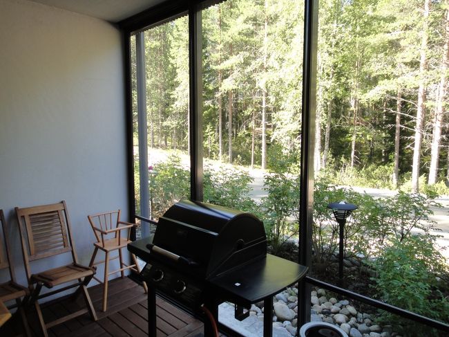 あんまりコテージ内部の写真を撮っていなかったので、一杯撮影してみました。こちらは、ダイニング横にあるテラス。ガラス張りになっているので、冬でもバーベキューが出来そうでした。