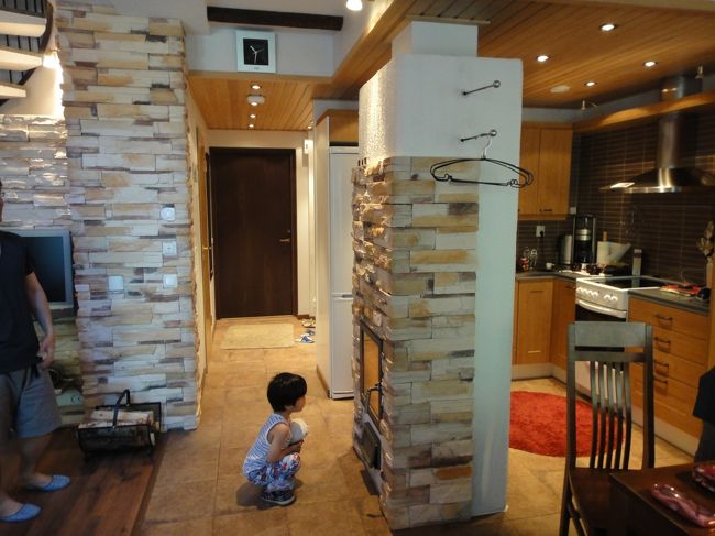 暖炉に興味津々の息子。日本でも暖炉のある家に住みたいですぇ。