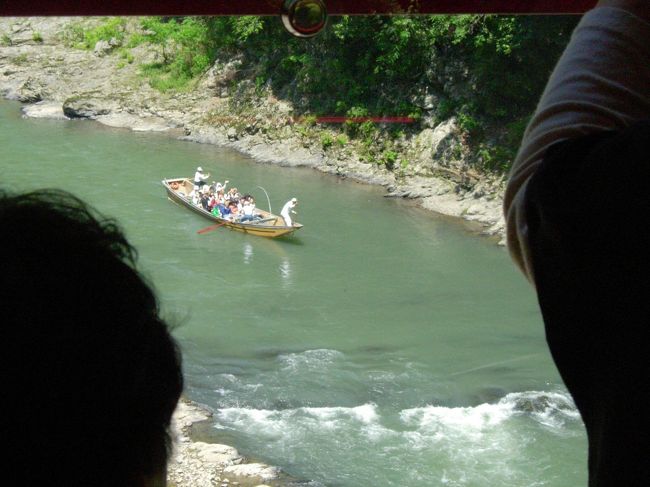 昼ごはんの後はトロッコ電車に乗車。<br /><br />終点で一回降りてそのまま戻る予定だったのですが、<br /><br />おこちゃまがトイレタイム！<br /><br />ちょうどギリギリで乗車。<br /><br />あせった(;´▽｀A``<br /><br />やはり、子供は予測不能ですね。<br /><br />その後は、竹林を散策しつつ嵐山の駅に戻る予定だったのですが、<br /><br />駅を降りてからの急な階段！？（予想外・・・）<br /><br />で、膝の悪い義母疲れ果て、どうしよう…。<br /><br />人力車があったけど高いし…。<br /><br />結局ちょうどきたタクシーで戻りました。<br /><br />（なんのために、ひとつ手前で降りたのか（泣））
