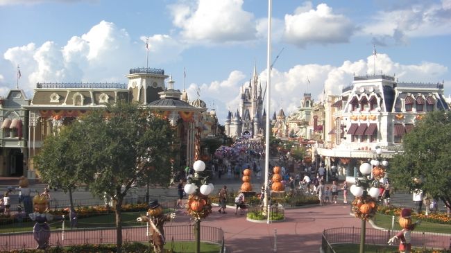 パーク内はほとんどハロウィーンの飾りで一色です。