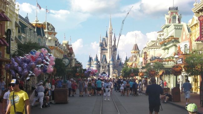メインストリートからのシンデレラ城。