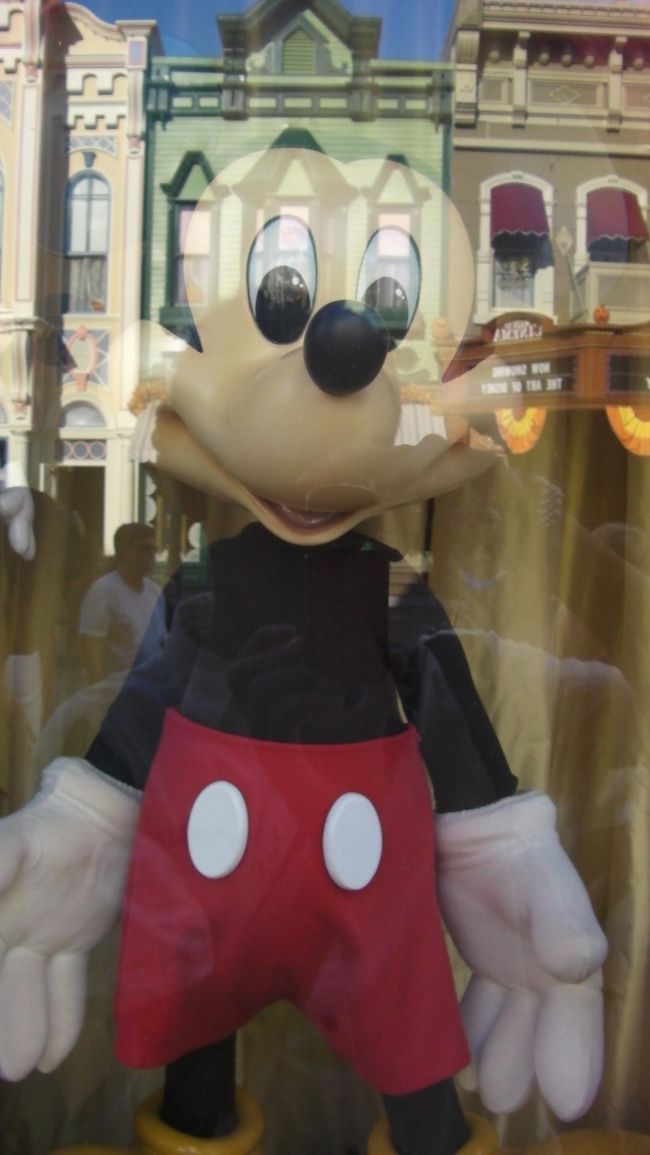 ショーウィンドウに飾られたミッキー