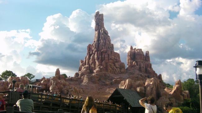ビックサンダーマウンテン。これはすごく人がすいていて10分待ちでした。