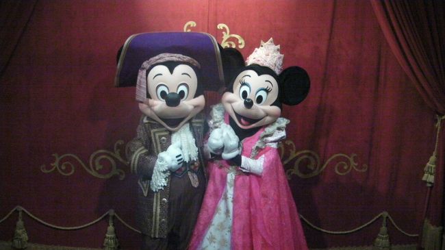 パレード終わりの直後にミッキーに会いに行きました。５分待ちという速さで、しかもミニーも一緒にいてたのでラッキー。