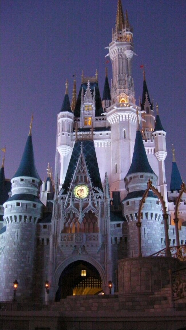 ライトアップされたシンデレラ城。その1