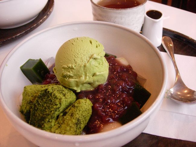 市内に戻って、錦市場などぶらぶら。<br /><br />途中散策に疲れてまたまたお茶。（ゞ(￣∇￣;)ヲイヲイ）<br /><br />「京はやしや」さんがたまたまあったので入りました。