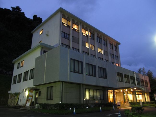 鹿児島空港でレンタカーを借りて鹿児島市内へ。<br /><br />今回の宿はKKR鹿児島敬天閣です。<br /><br />KKRとは国家公務員共済組合連合会の頭文字をとったもののようで、<br />国家公務員向けの福利厚生施設ですが一般の人も泊まることができます、<br />最近では宿泊サイトで予約できたりHPに宿泊プランを載せたりと最近は一般客の取り込みに積極的なようです。