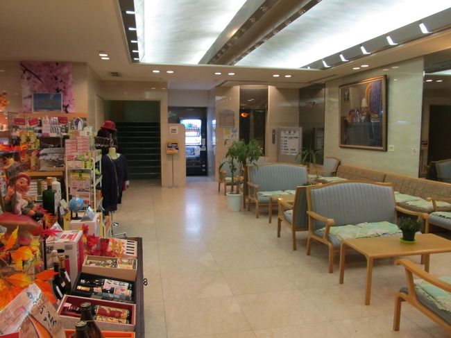 ロビー<br /><br />ロビーには土産物を売る売店もあります。