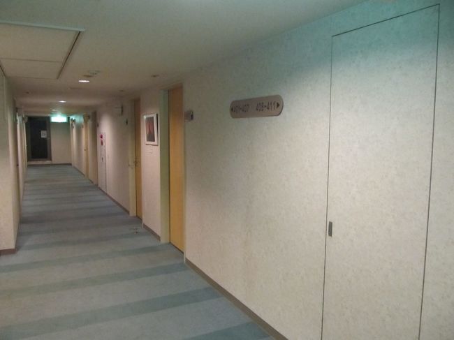 廊下<br /><br />廊下は少々カビ臭くなんとなく加齢臭のような臭いが漂っていました。<br /><br />なんとなく廊下や階段の雰囲気が台湾の北投温泉で泊まった宿に似ていました。