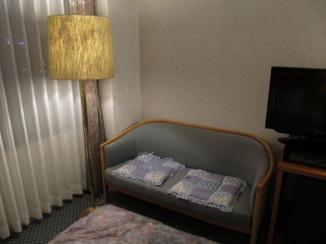 ソファー<br /><br />ソファーには手作り感たっぷりのクッションが。