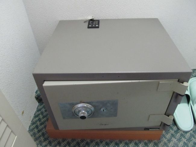 ダイヤル式の金庫が設置してあります。