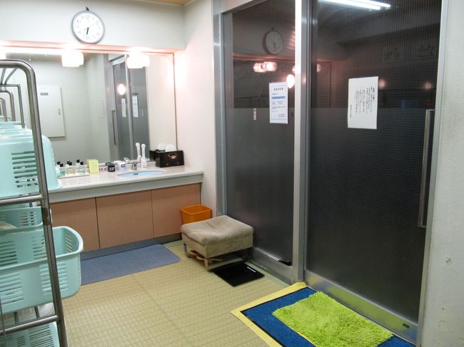 脱衣場はちょっと狭いです。