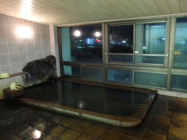 大浴場には7〜8人くらい入れる湯船がひとつ。