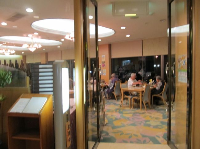 食事は1階のレストランで頂きます。<br /><br />他の宿泊客を見るとだいたい60代以上の方ばかりで、宿泊客の年齢層は高いかと思われます。