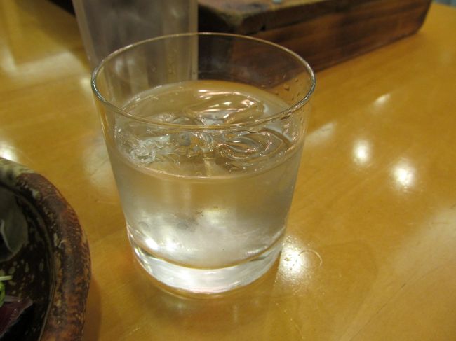 焼酎一杯がサービスで付いてきましたが、銘柄は3種類くらいの中からしか選べませんでした。<br /><br />小鶴くろをロックで頂きました。