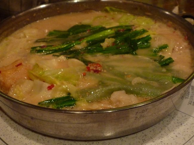 夜はここはやっぱり、もつ鍋でしょう！<br /><br />ということで、下調べしておいた<br /><br />もつ鍋屋へ。<br /><br />予約していきましたが、満席でした。<br /><br />