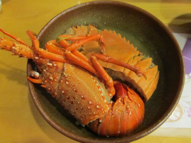 伊勢海老やウチワ海老、鯛など海鮮づくしの鍋です。<br /><br />鍋自体は豪華で海鮮の出汁がでておいしいものでしたが、<br />料理の品数が少なく正直なところ「え、これだけ？」と思いました、<br />色々なものを食べたい人には桜島噴火鍋のコースは少々物足りないかもしれません。<br /><br />予約の際に薩摩料理懐石のコースと桜島噴火鍋のコースで迷いましたが、<br />薩摩料理会席のコースの方が満足感が得られたかと思います。<br />標準の料理でも鹿児島の地のものが食べられるようなので、<br />料理を標準のものにすればかなりコストパフォーマンスが高く満足感があるのでは？と思いました。