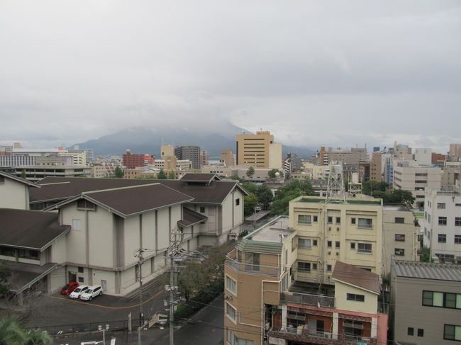 部屋から桜島方面の眺望<br /><br />あいにく桜島は雲に隠れてしまってます。