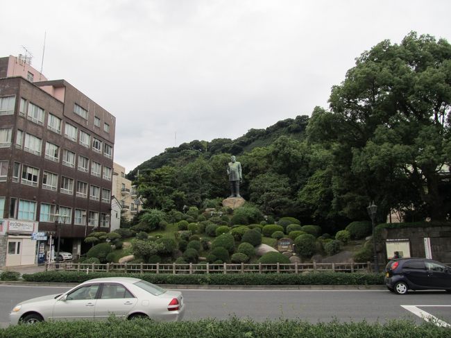 道路の向かいから撮影<br /><br />こんな感じの所に銅像があります。