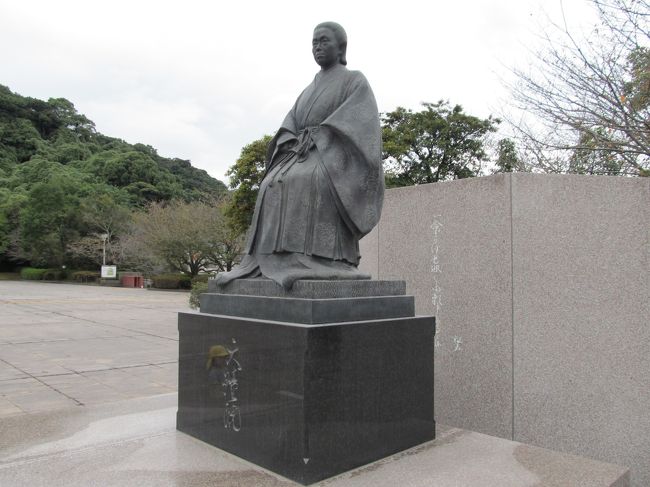 敷地内にある天璋院像<br /><br />2008年NHK大河ドラマ篤姫の主人公となった天璋院篤姫の功績を顕彰し、<br />篤姫ゆかりの鶴丸城跡に2010年銅像が建立されました。