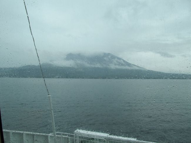 あいにくの天気で景色は楽しめませんでした、桜島も雲に隠れてます。