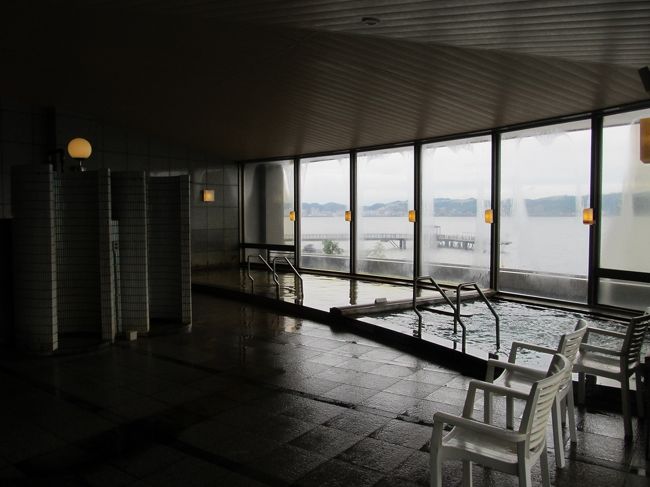 錦江湾を眺めながら温泉を楽しめます。<br /><br />天気が悪いせいか貸切状態でした。