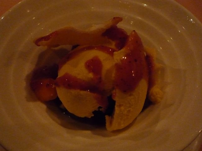 同じ時間帯に、年配のご夫婦がいて<br /><br />どうやら旦那さんはいわゆる温泉旅館に行きたかった様子…。<br /><br />なんかぶつぶつ言っておりました。（結構場にそぐわない感じでした）<br /><br /><br />それをホテルの人がかなり気にしていたらしく、<br /><br />記念日旅行である私たちにしきりに、<br /><br />すみませんと何回かあやまりに。<br /><br /><br />まあ、そんなに気にするほどではなかったのですが。<br /><br />かえって恐縮してしまいました。<br />