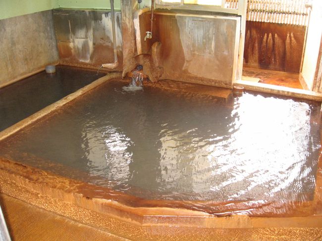 こちらは内湯です。<br /><br />泉質はナトリウム・カルシウム・マグネシウム−炭酸水素塩泉、緑褐色の源泉が惜しげもなくドバドバと湯船にかけ流されています。<br /><br />ガイドブックにも載っていないマイナーな温泉なのでワタクシが訪れた際観光客は0、地元民100％でした。<br />今回は人が多くて撮影できなかったので以前宿泊したときに撮影したものを流用です。