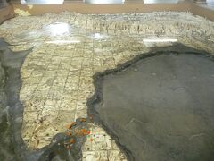 バーラトマーター寺院、堂内に大きな７６２枚の白大理石で造られた、巨大なインドの立体地図があり、これが祀られている。地図はパキスタン、バングラデシュもまだ含まれていました。
