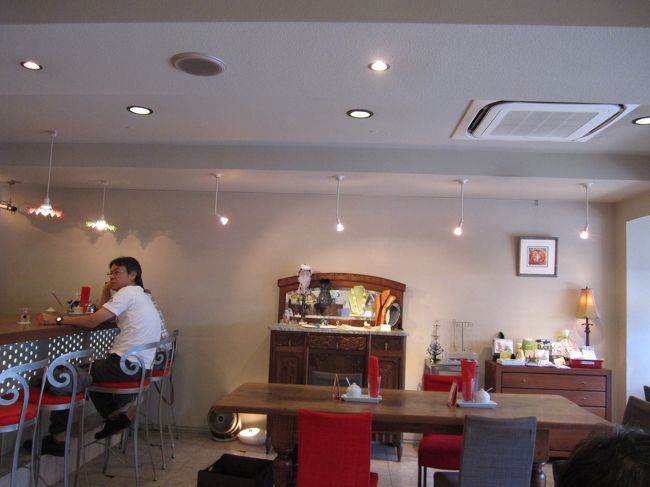 店内は落ち着いた雰囲気で気に入りました。四人掛けの席、三人掛けの席とゆったりとしたスペースの中に配置されています。