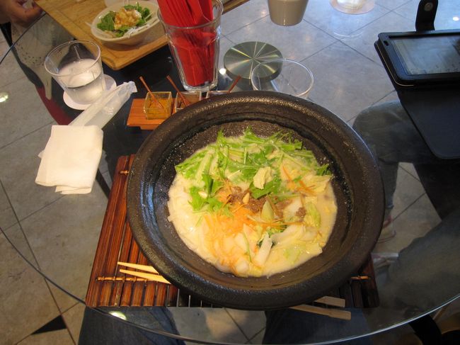 さて料理ですが、小生は　野菜たっぷりのフォー　を頼みました。ドリンク付き。