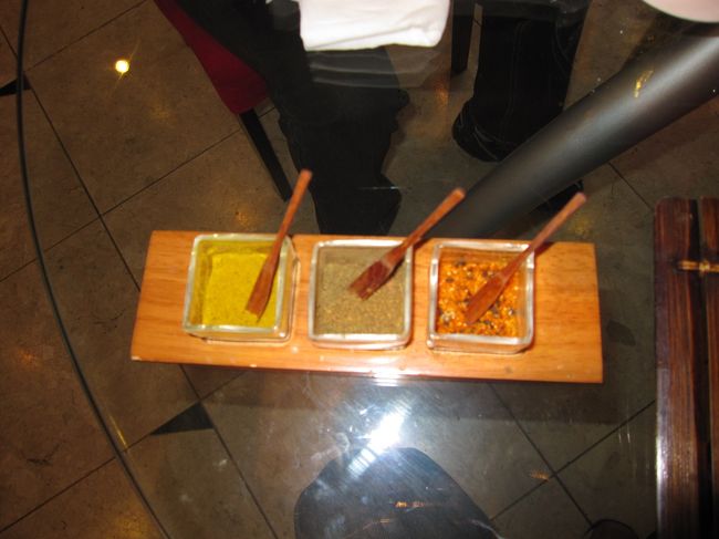 三種類の香辛料が付いて来ます。カレー、胡椒、七味。<br />好みに合わせて色んな味付けで使える配慮が嬉しいですね。