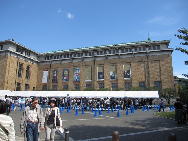 京都市美術館の前に来て見ると、｢フェルメールからのラブレター展｣には長蛇の列です。<br />聞いてみると４０分待ちです。
