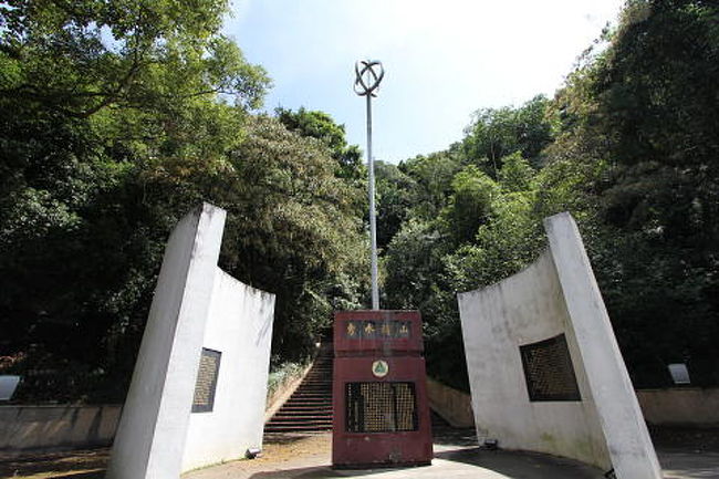 台湾中心地への入り口にある記念碑