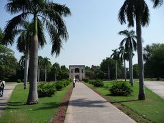 世界遺産　フマユーン廟　1556ー65年ムガール帝国第2代皇帝フマユーンが亡くなり、王妃（妻）が建築。ムガール帝国第5代皇帝が、この建築に影響を受けてタージマハールの建築を命じたため、よく似ています。