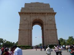 インド門　1929年　第一次世界大戦で戦死した兵士（約8万5千人）を追悼するために造られた。高さ42mのアーチには、第一次大戦で戦死したインド人兵士の名が刻まれている。イギリスはこの時、インドの独立を餌にインド兵士の戦争参加を強制したが、約束は守られなかった。酷い話ですね！

