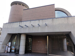 世良美術館

世良臣絵（せらとみえ）という小磯良平画伯に師事した人が創設した美術館です。
建物は神戸市の建築文化賞に選ばれた建物です。

