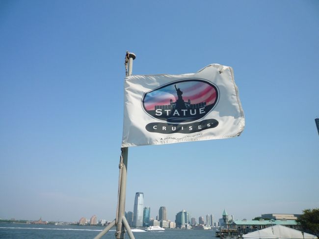 体内に入りたかったけど、旅行を決めた時は時既に遅し。。<br />Ｗｅｂから買えるチケットは完売。<br />しかたなく、リバティー島まで行くことに。<br />今回のチケットはＣｉｔｙ Ｐａｓｓに含まれてたから並ぶ必要なし。<br />楽チーン！