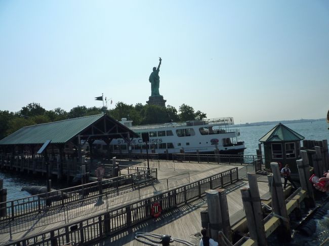 約１０分くらいのクルーズが終了。<br />リバティー島に到着！