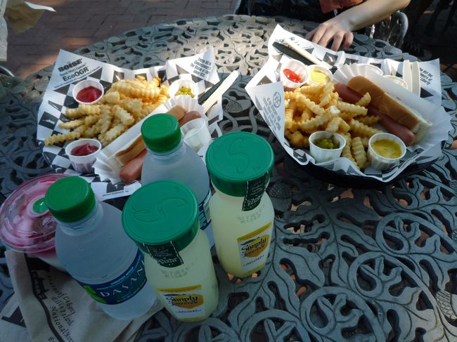 まずは、腹ごしらえ。<br />朝食はホットドッグ＆レモネード。<br />ＮＹらしぃー！