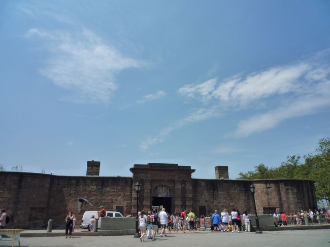 クリントン砦。<br /><br />その昔、ＮＹを守る為に大砲が置かれてた場所。今は自由の女神やエリス島行きフェリーのチケット売場になってるんだって。