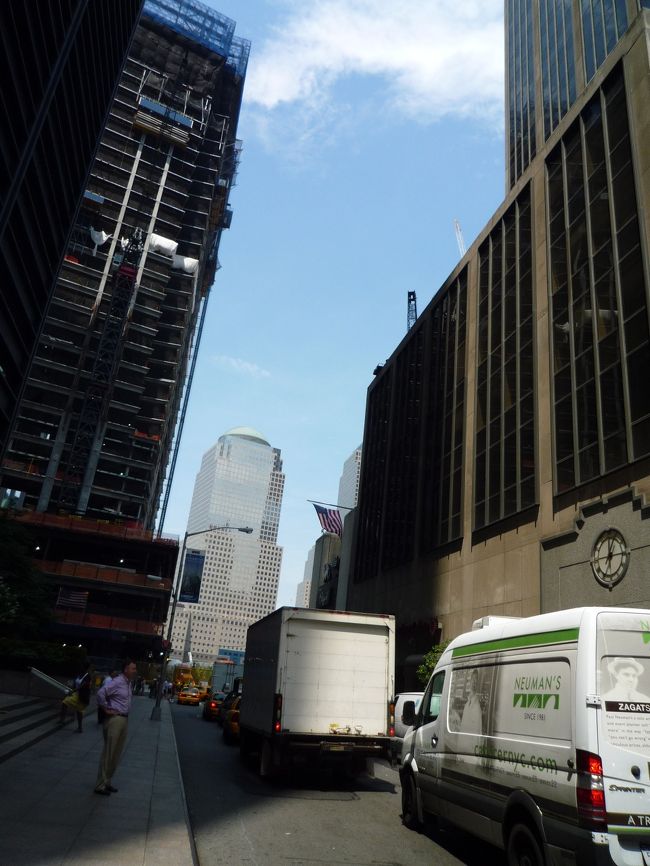 続いて訪れた場所は、ワールドトレードセンター跡地。<br /><br />この先のぽっかり空いたとこにあったんだよね。。<br />あの時のニュース映像が頭の中を駆け巡る。