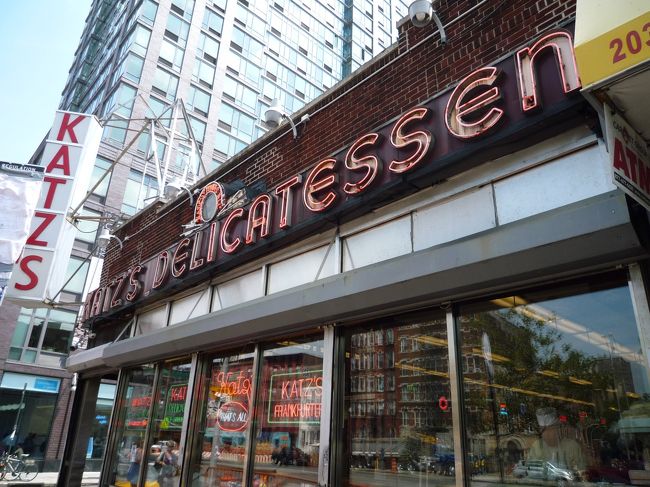 途中、炎天下の中を迷子になるも、やっと到着！<br /><br />『Ｋａｔｚ’ｓ Ｄｅｌｉｃａｔｅｓｓｅｎ』<br /><br />１８８８年創業、ＮＹで１番古いデリ。<br /><br />