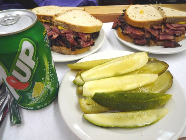 名物料理はパストラミサンドイッチ。<br /><br />注文する時に試食させてくれるんだけど、熱々で超ＧＯＯＤ！！<br />ここでチップをあげると更にお肉が増えるんだとか！？<br />ここのピクルスは、古漬けと浅漬けの２種類。<br />ピクルス好きには堪らない！<br />