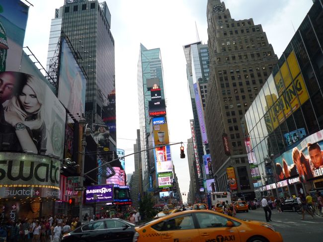 たっぷりとお買物を楽しんだあとは、一先ずタイムズスクエア近辺へ。<br /><br />いつ見てもＮＹらしい風景。