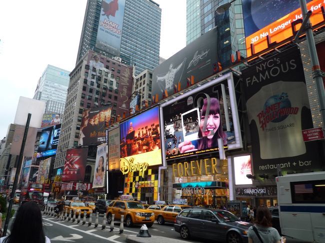 お目当ては、ディズニーストア＆フォーエバー２１！<br />おっ！隣同士なんて奇遇じゃん！